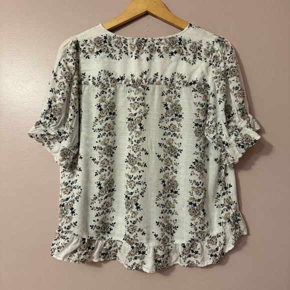 Lucky Brand  Relaxed Fit Ruffled Hem Vneck White Floral Top Women Size M - Picture 7 of 7